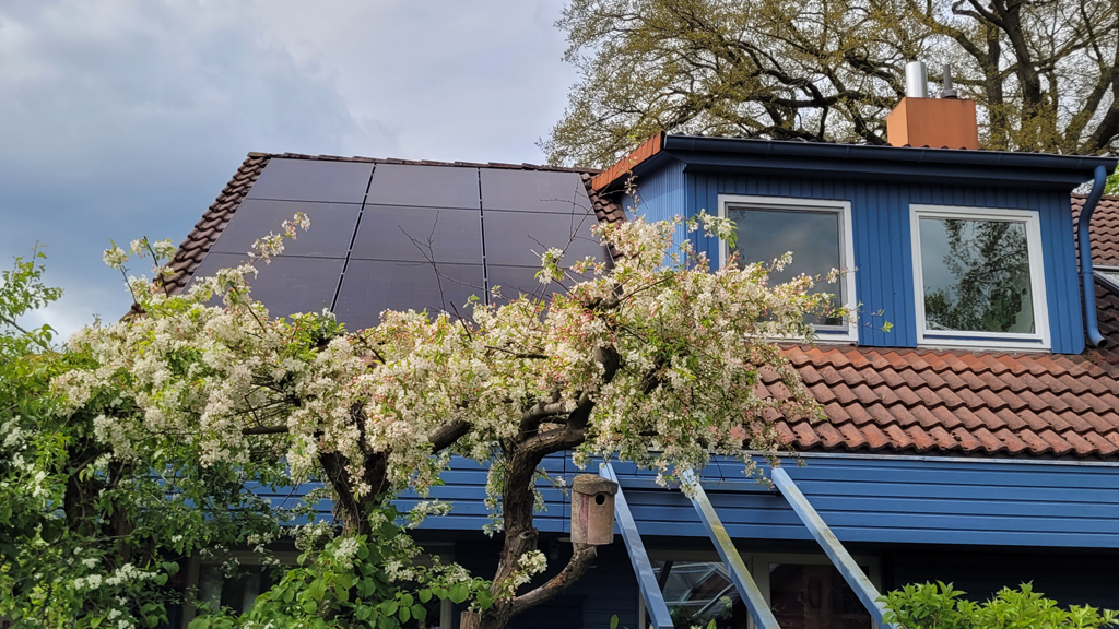 Installierte PV-Anlage auf einem Schrägdach