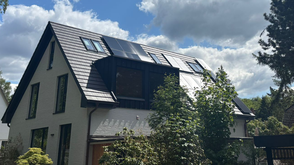 Sonne scheint auf PV-Anlage mit Schrägdach