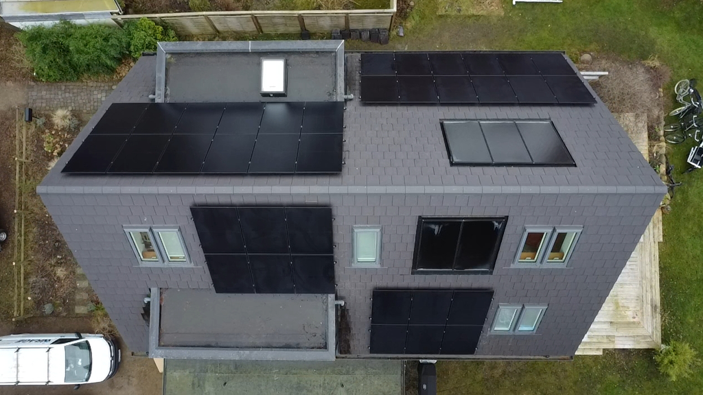 PV-Anlage Module sind auf der Unterkonstruktion installiert.