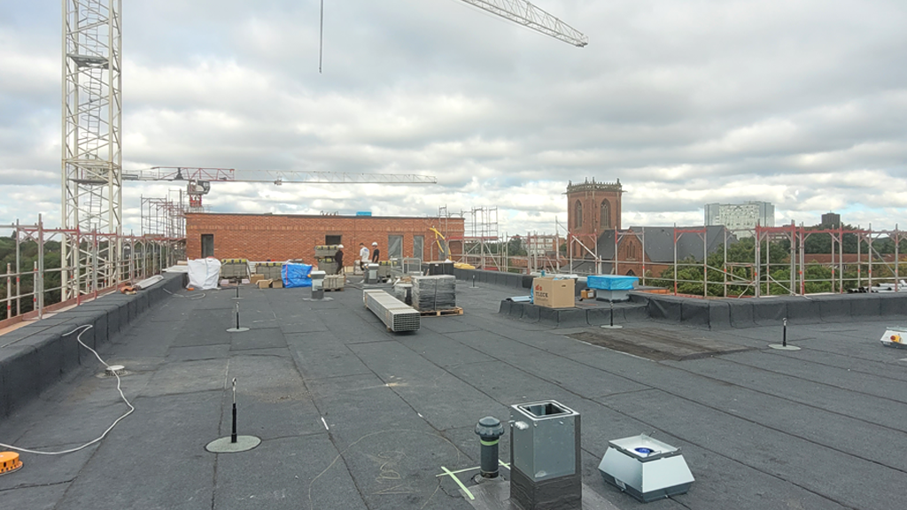 Bituminöse Abdichtung auf Flachdach als Basis für die weiteren Schichten des PV-Gründachs