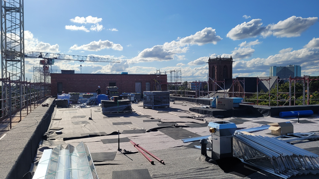 Schutzvlies auf dem Flachdach vor Montage der Unterkonstruktion für die PV-Anlage auf einem Gründach