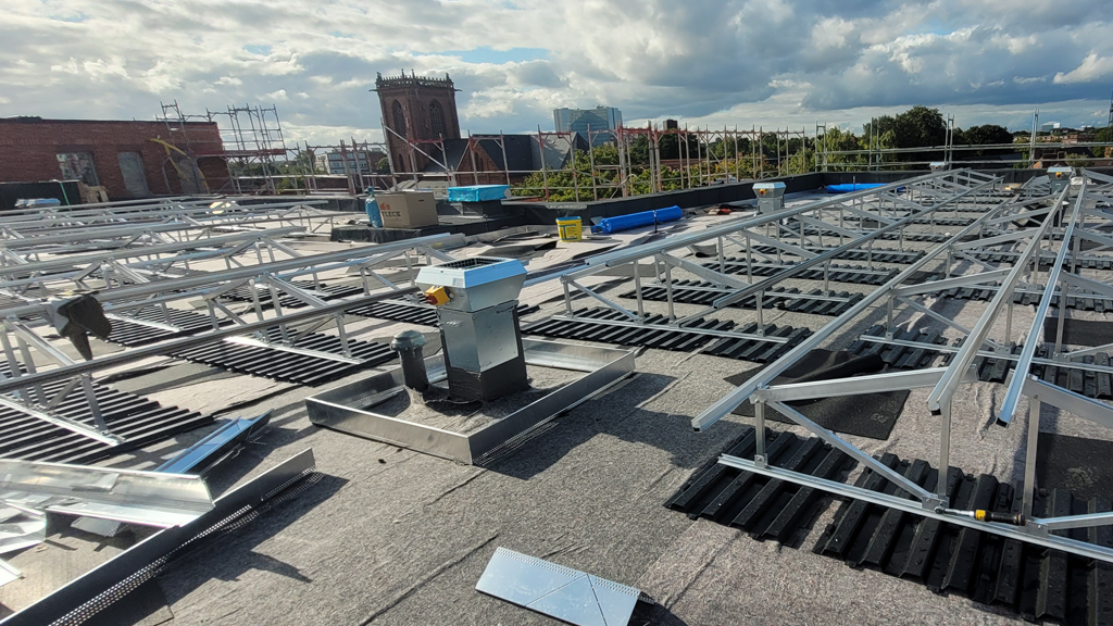 dann wird die Unterkonstruktion gestellt, bevor das Substrat ausgebracht wird.