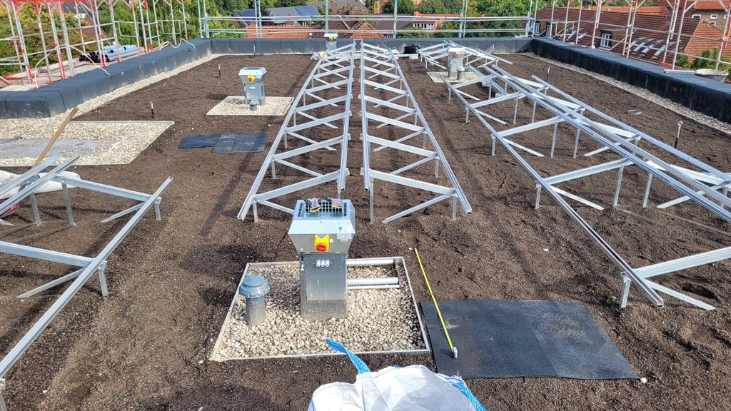 Substrat ist verteilt, nun können die PV-Module installiert werden.