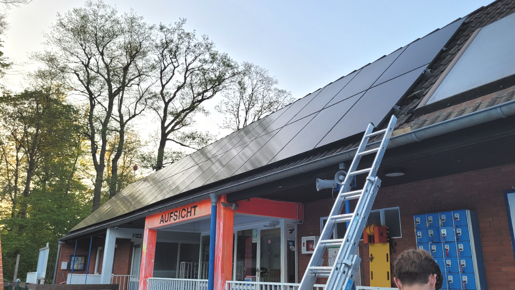 PV-Anlage im Schwimmbad